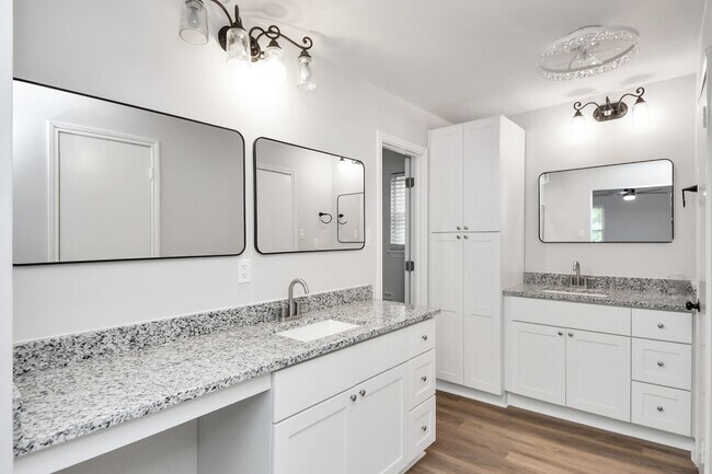 Building Photo - 3923 Cypress Lake Dr