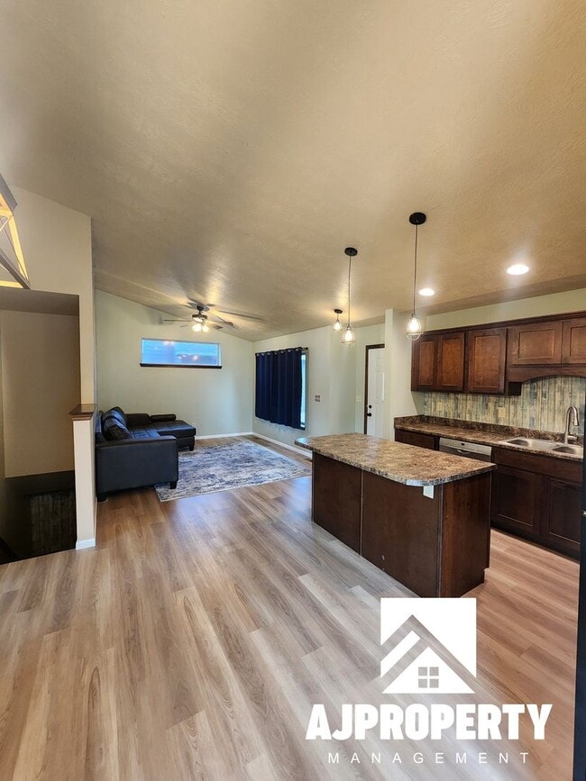 Building Photo - 6521 W Amber St