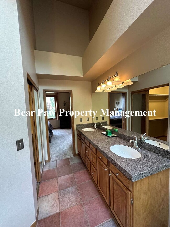 Building Photo - Beautiful Condo in Genesee!!