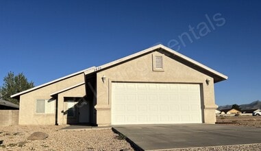Building Photo - PERFECT CUL-DE-SAC HOME