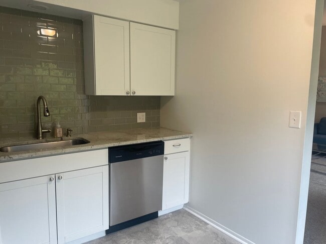 Building Photo - 2 bedroom 1 bath close to 23 **Immediate occupancy**