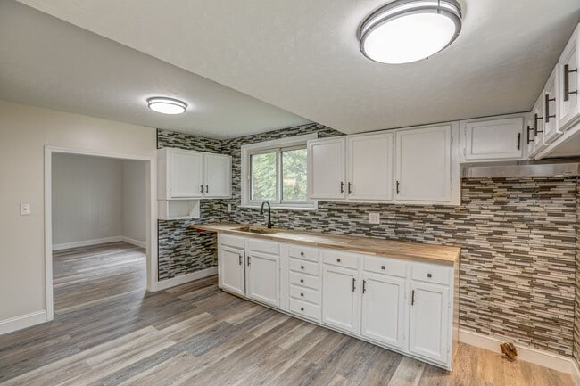 Building Photo - 2 Bdrm / 2 Bath - Remodeled Cottage in Johnson City