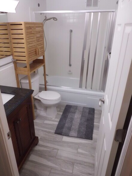 Front Bathroom - 745 S Alton Way