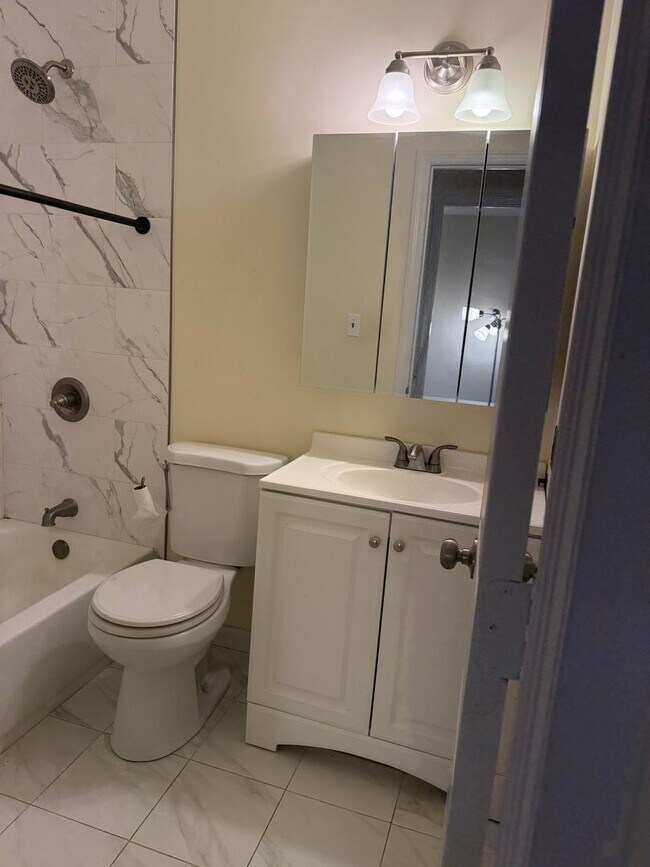 Building Photo - 1548 Islip Ave