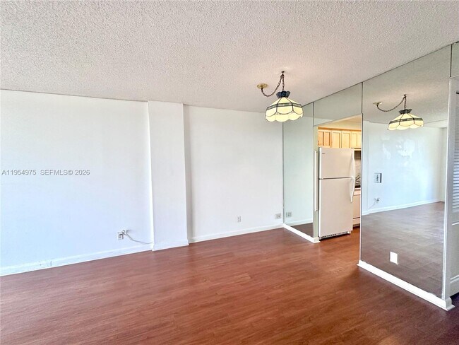 Building Photo - 250 Jacaranda Dr