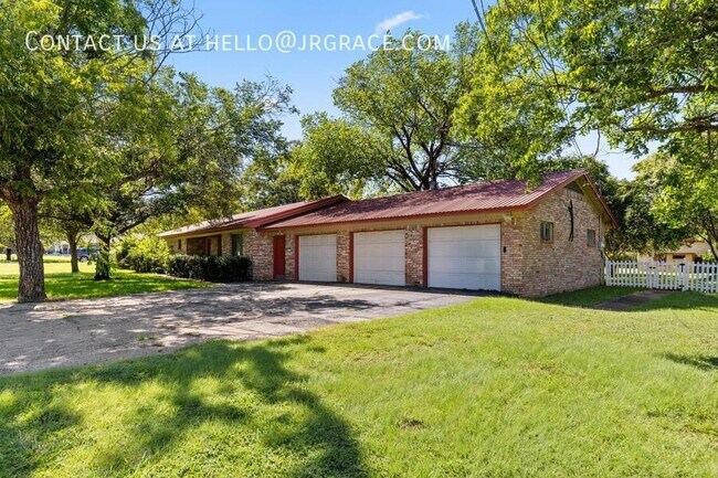 Building Photo - 525 W 4th St