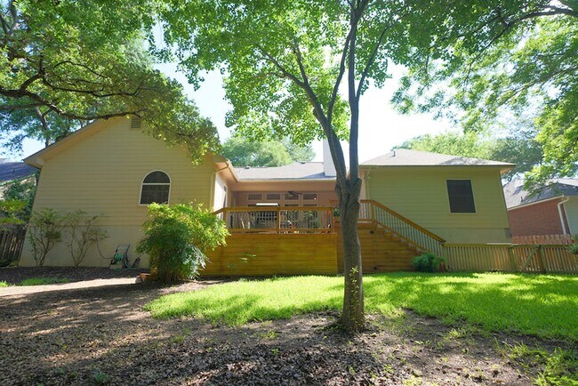 Building Photo - Gorgeous Home in the Coveted Greenshire Subdivision - Realtor Commission: $400