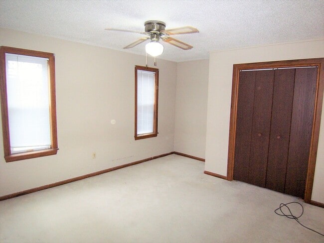 Building Photo - Large House with A/C, deck, updated kitchen, laundry, pet friendly September 1st