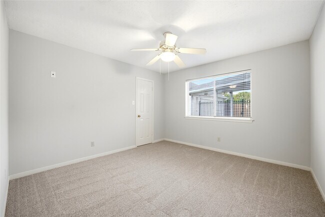 Building Photo - 15911 Moonrock Dr