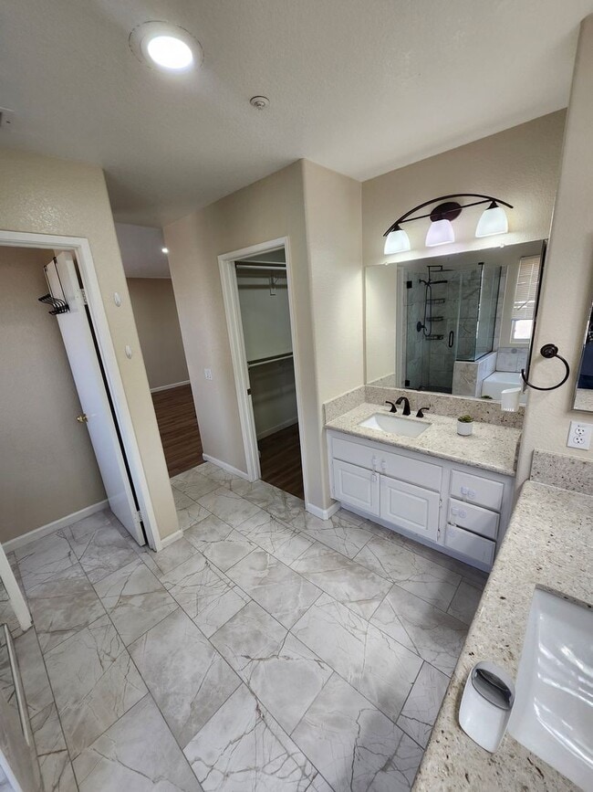 Building Photo - Beautiful 5 Bedroom House fully remodeled....