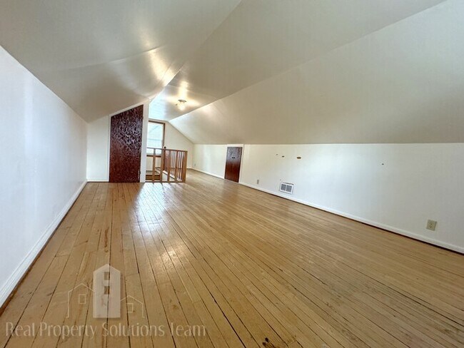 Building Photo - Beautiful home in Clintonville