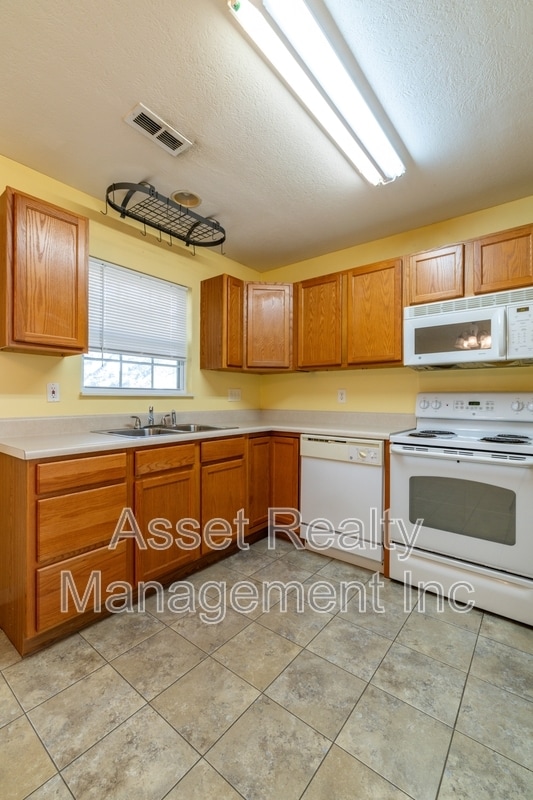 Building Photo - 1667 Maple View Way