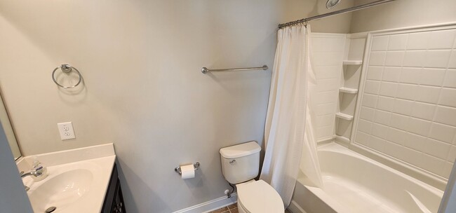 Building Photo - Townhome w/gargae convenient to shopping a...