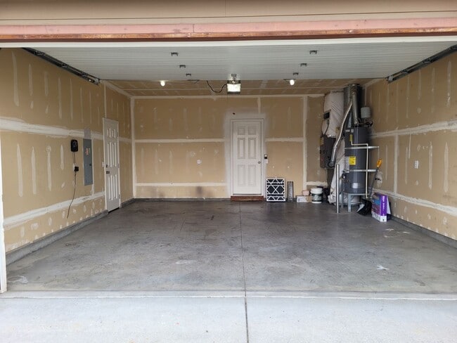 Building Photo - 4-Bedroom House