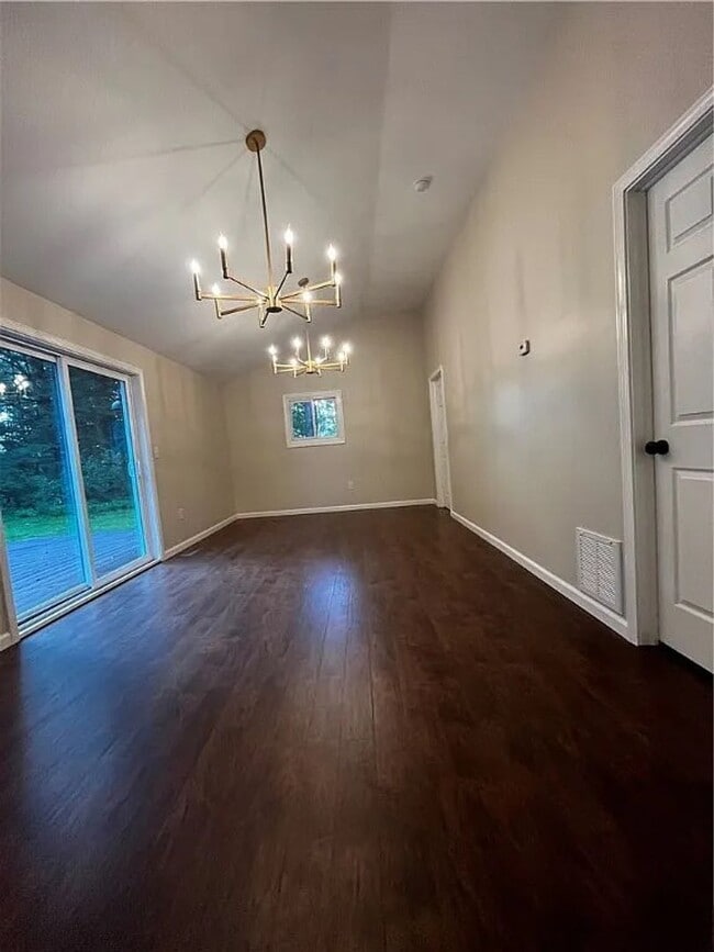 Building Photo - 4 bedroom 2 Bathroom Luxury Rental!