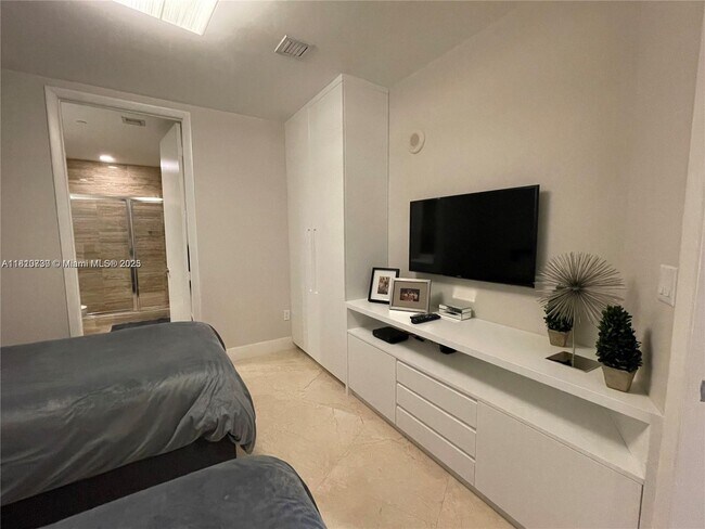 Building Photo - 15901 Collins Ave
