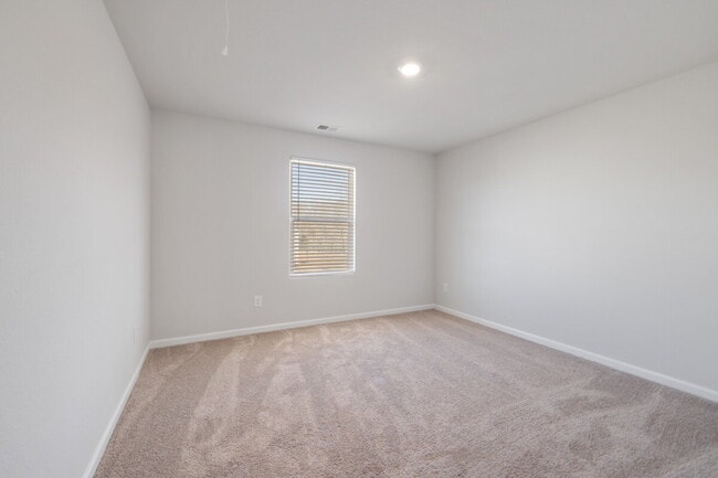 Building Photo - Well maintained 3 bedroom with second floor loft 1800 soft