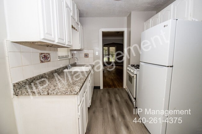 Building Photo - 340 E 197th St
