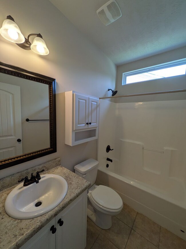 Building Photo - 859 Westlawn Dr