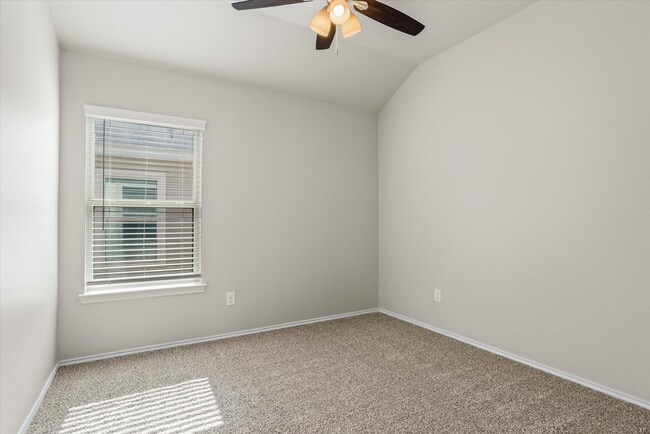 Building Photo - 627-627 E Fairway Lake Dr