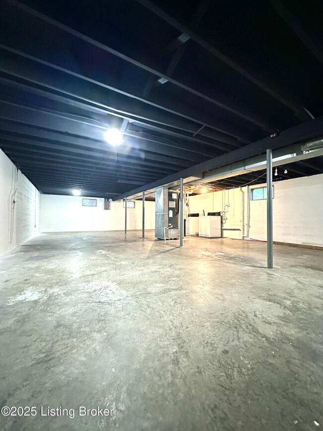 Building Photo - 6203 Lynnchester Dr