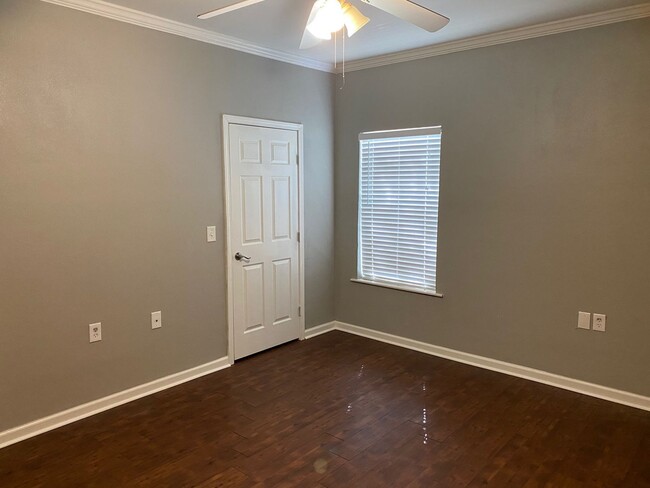 Building Photo - BOTTOM FLOOR CONDO!