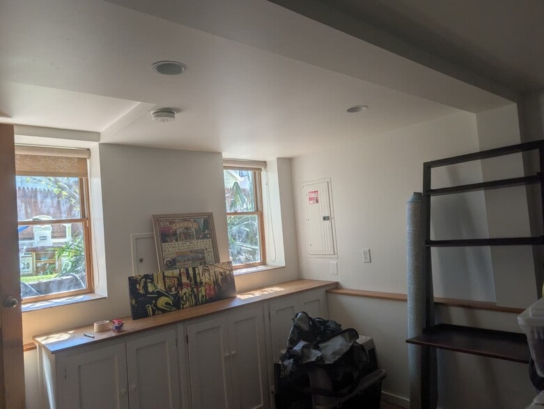 Building Photo - 125 1/2 Spring St