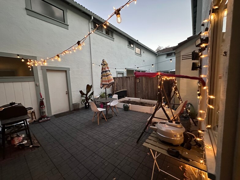 Building Photo - 34736 Tuxedo Cmn