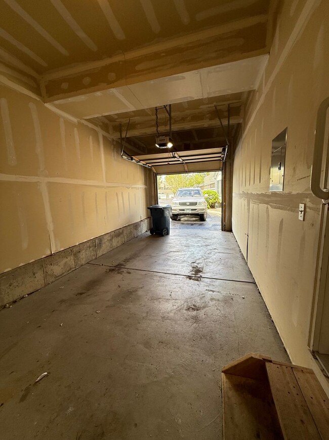 Building Photo - Charming 2 Bed, 2 Bath Home for Rent in We...
