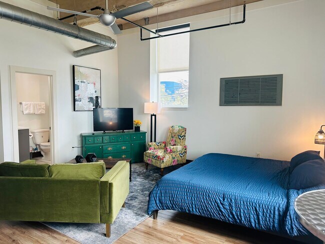 Building Photo - Charming Studio Apartment | Historic Character | Pet-Friendly Living