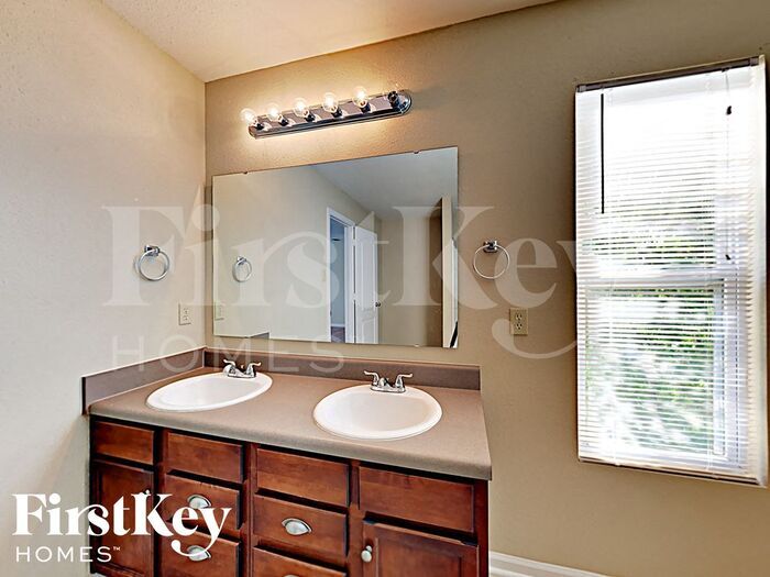 Building Photo - 3401 Table Rock Dr