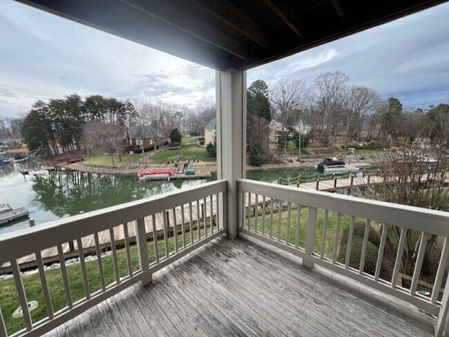Building Photo - 103 Pier 33 Dr