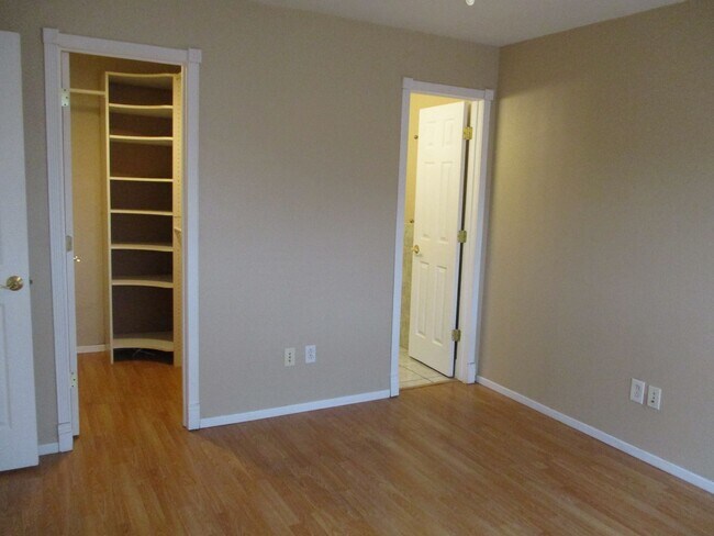 Building Photo - Very nice 2 bedroom 1.5 bath 1st floor condo