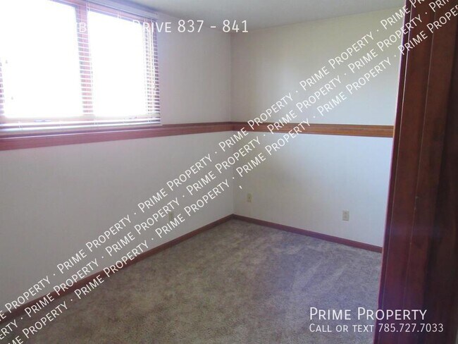 Building Photo - Meadowbrook Drive 837-841