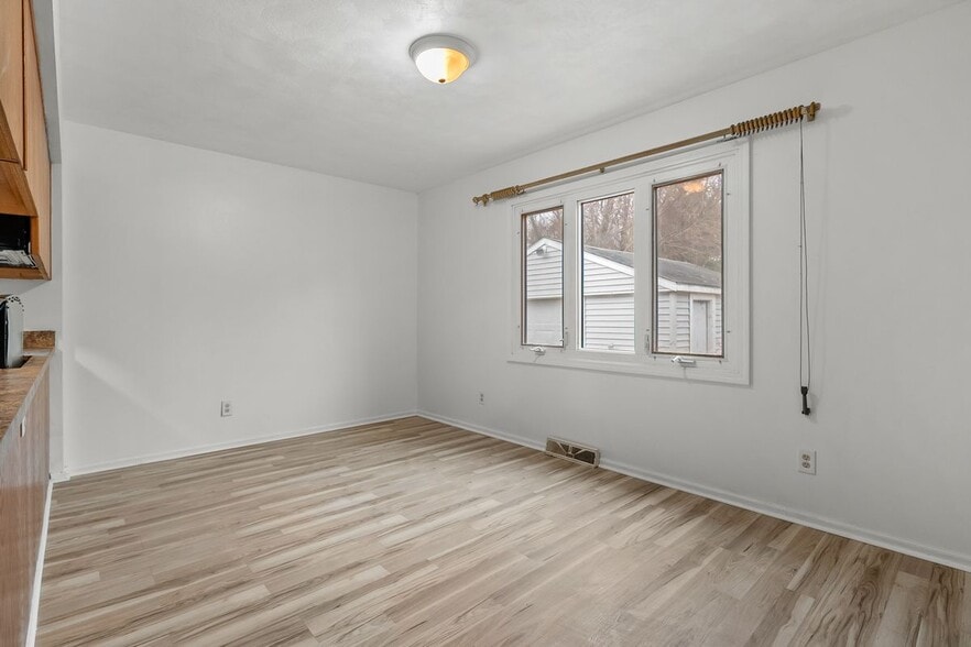 Building Photo - 423 Cornell Dr