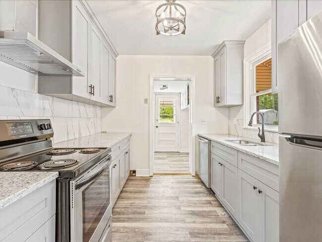 Building Photo - Luxury Remodeled 4 Bedrooms  2 Full Baths