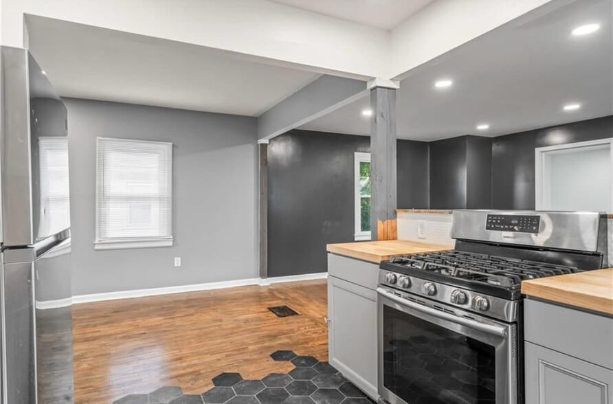 Pitching facing living room/dining space - 600 Ridgeview Ave