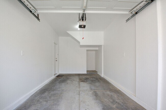 Building Photo - Beautiful two bedroom in great location
