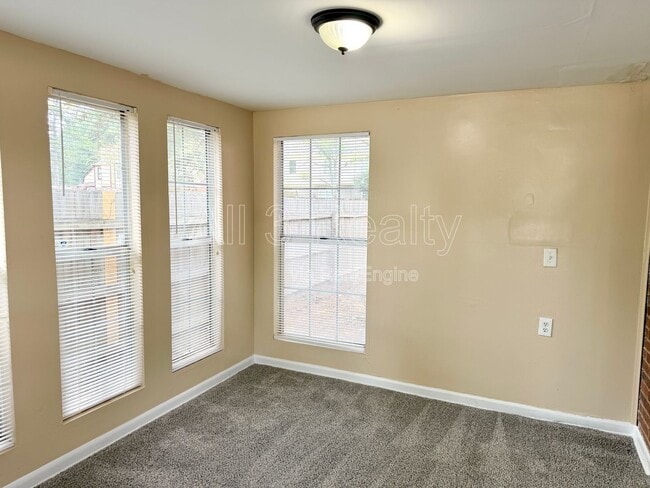 Building Photo - 2140 Meadowview Ct SE