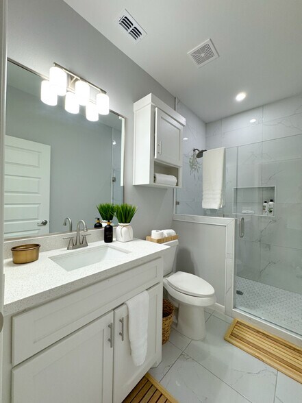 Building Photo - 1118 Country Club Dr