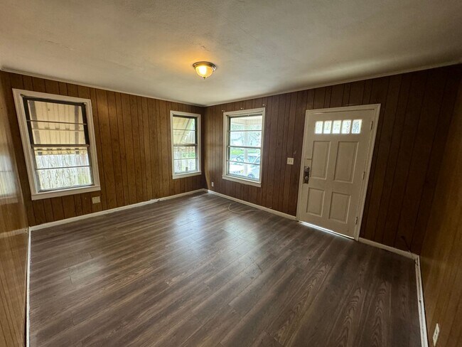 Building Photo - Spacious 3 Bedroom Home