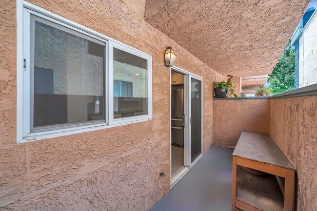 Building Photo - 4424 Coldwater Canyon Ave