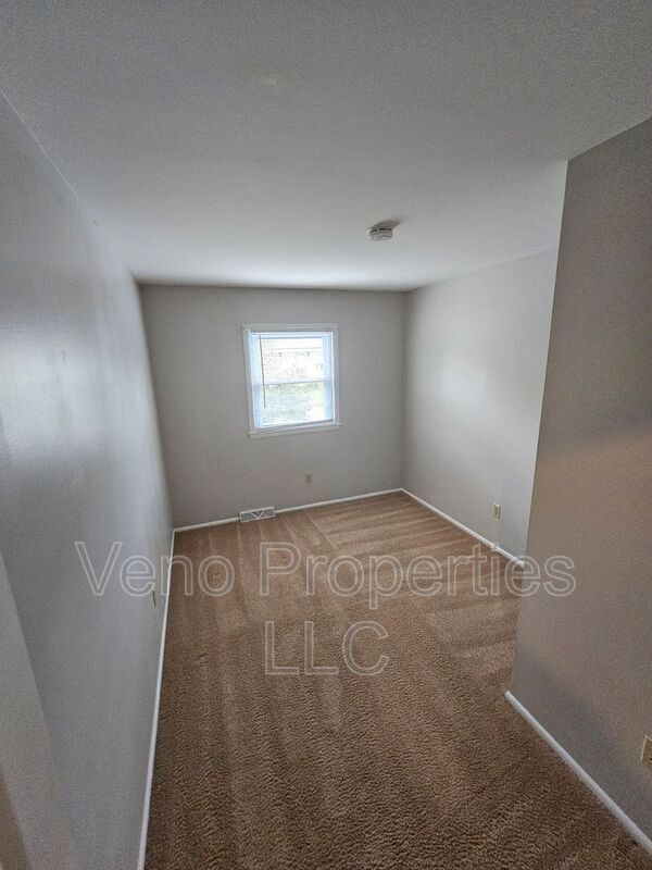Building Photo - 236 Old Niskayuna Rd