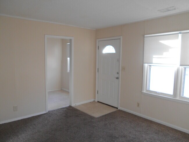 Building Photo - 804 S Crestway St