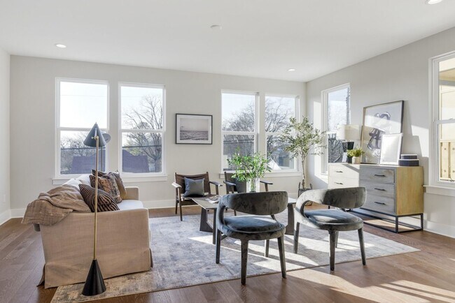 Building Photo - Beautiful Charlotte Park Townhome With Two Car Garage