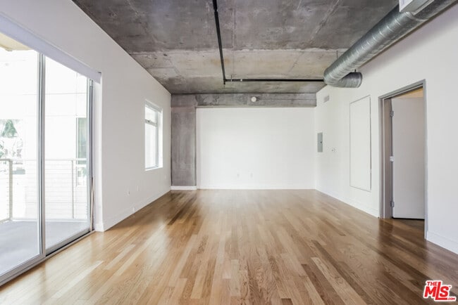 Building Photo - 645 W 9th St