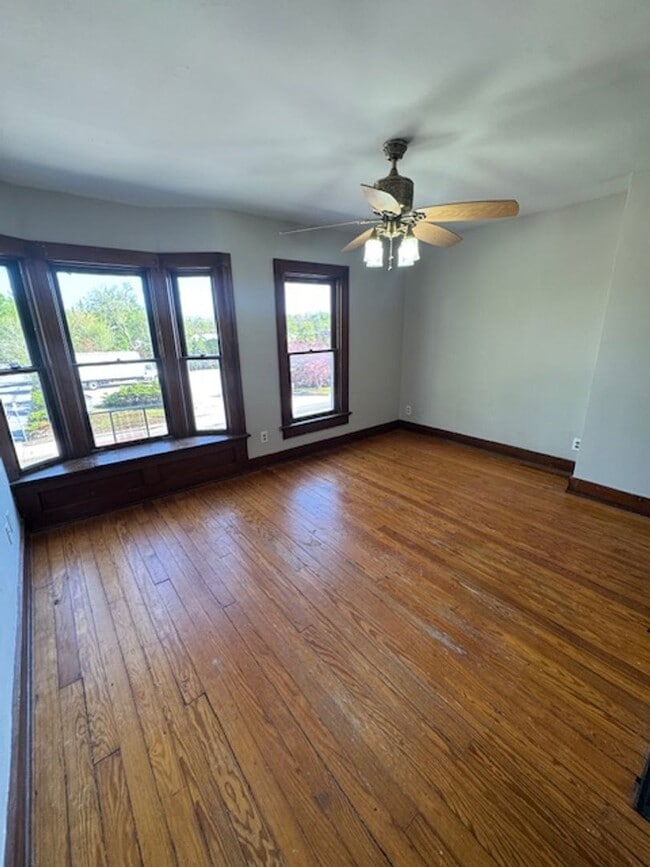 Building Photo - 901 W Main St