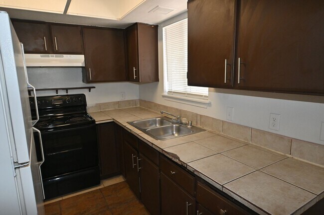 Building Photo - 2 Bedroom Apt- Downtown -  NO PETS