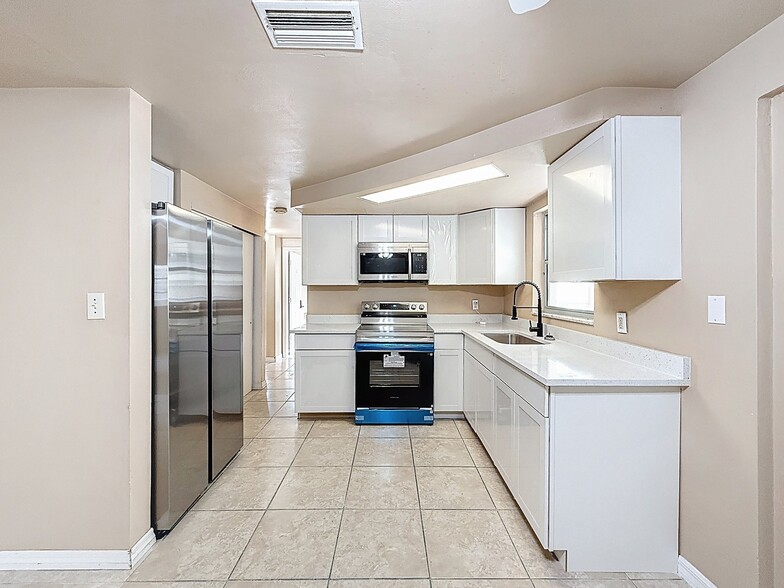 Building Photo - 3632 Brompton Dr