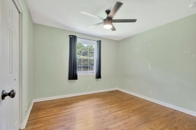 Building Photo - 213 Ivy Dr